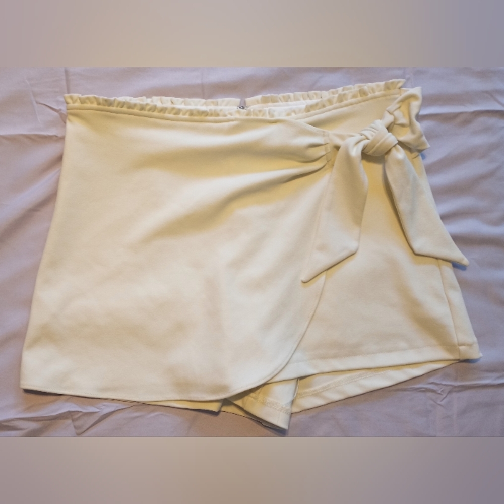 Versona Cream Faux Wrap Tie Side Skort Size Medium